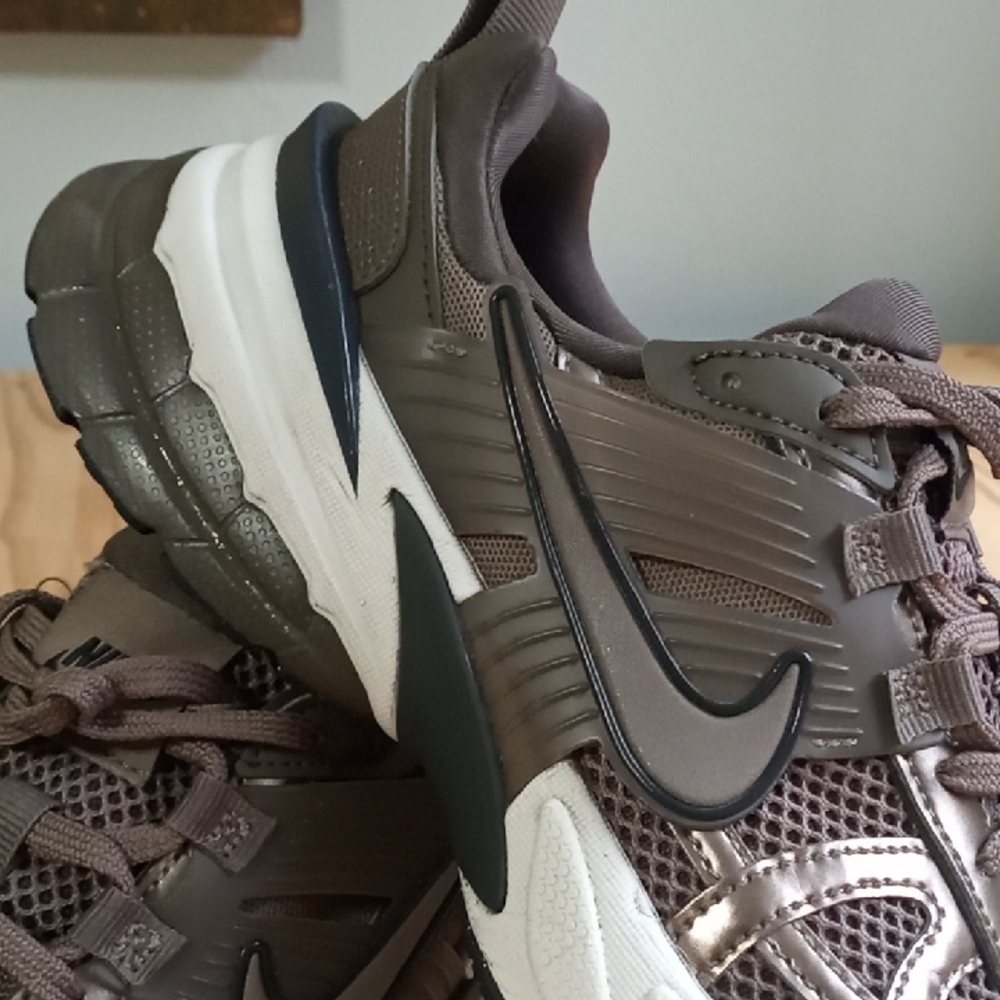 Nike Metallic and White Running Shoes Women's Size 8.5 - Picture 3 of 9